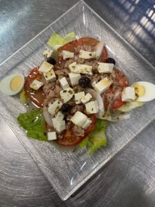 Ensalada de tomate, atun y queso fresco